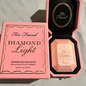 Too Faced Diamond Light Multi-Use Highlighter
Diamond Fire New in Box